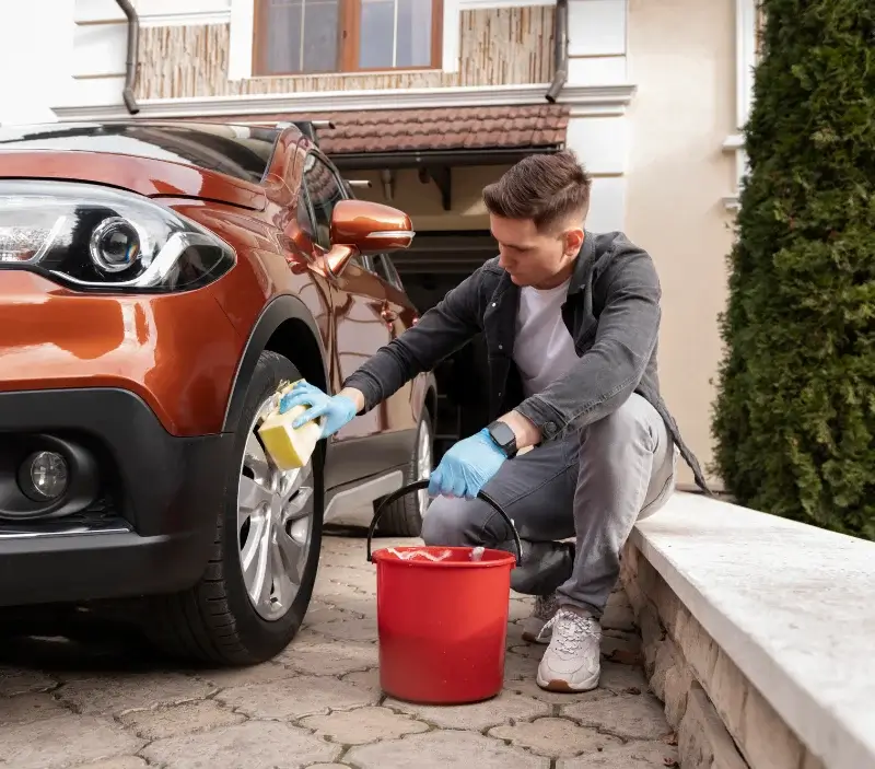 Lavage auto à domicile Saint-Laurent-du-Pont : professionnel intervenant sur un véhicule